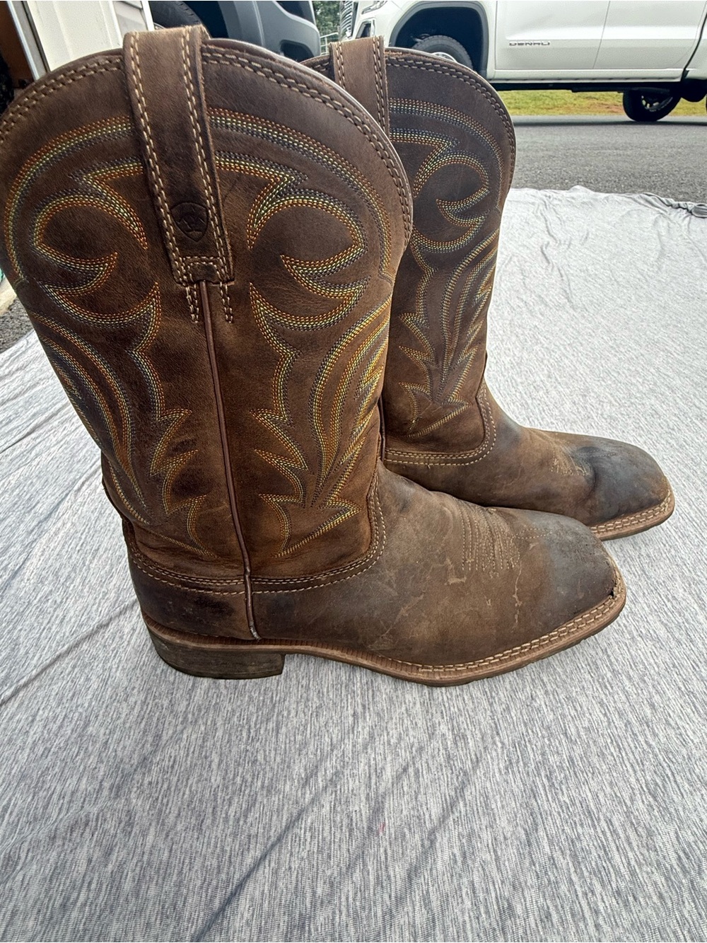 Ariat Brown Leather Cowboy Boots with Contrast Stitching